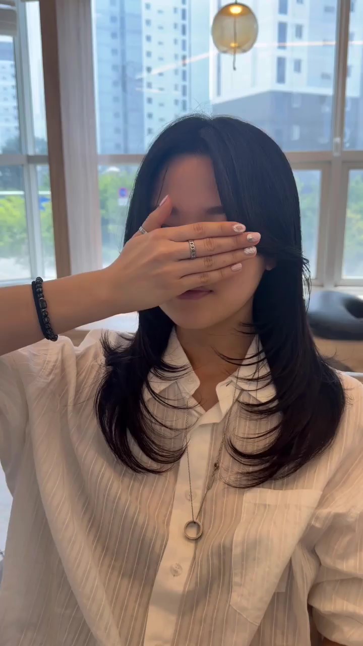 레이어드 C컬펌 얼굴 주변 흐름과 끝선을 부드럽게 정리한 디자인
